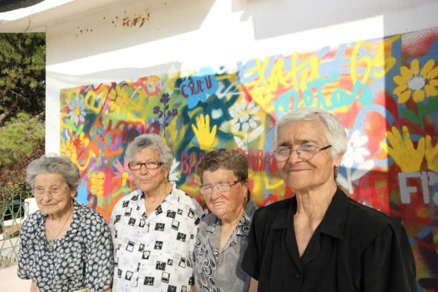 Lata 65, l’associazione che insegna alle nonne a fare i graffiti sui muri come i writers (foto)