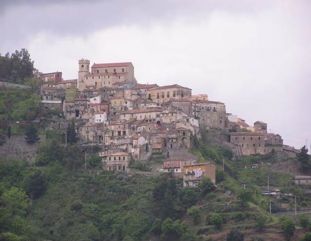 Sellia, il paese in provincia di Catanzaro, in Calabria, in cui è “vietato morire”