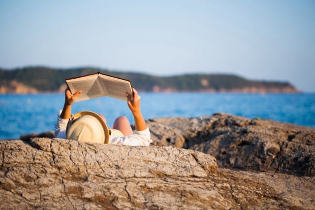 Libri e vacanze: un’indagine svela i gusti di lettura dei viaggiatori europei