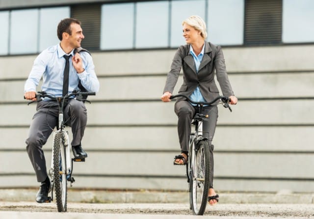 Andare al lavoro in bici: un gesto semplice che salverebbe milioni di vite secondo l’Oms