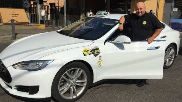 A Modena il primo taxi elettrico Tesla d’Italia. “Ho fatto un mutuo per comprarlo”