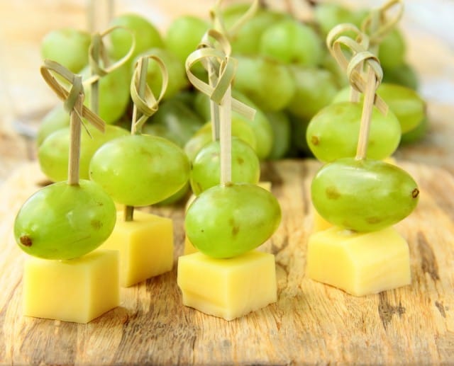 Spiedini di uva e formaggio: ricetta sprint