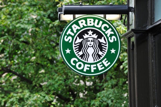 Lo sbarco di Starbucks a Milano: perché siamo diventati una colonia anche nel caffè?