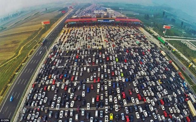 L’apocalisse dell’auto: guardate che cosa succede in Cina in un giorno di festa nazionale (Video e foto)