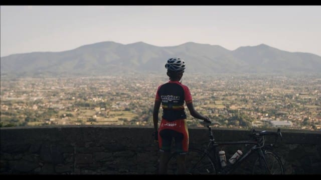 Donne in bici: il documentario (video) che racconta una storia di libertà
