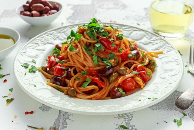 ricetta spaghetti con olive e capperi