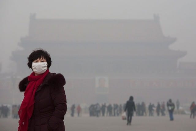 Pechino soffoca nello smog (foto): città chiusa e cinesi con la mascherina
