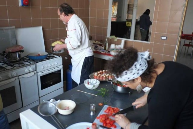 Nasce la Trattoria Popolare a Monza: chi non può pagare dà una mano in cucina