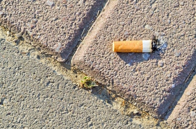 Mozziconi di sigarette a terra: da domani scattano le multe. E saranno pesanti