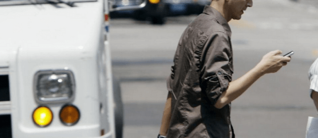Lotta al multitasking: la proposta di legge in New Jersey per impedire di mandare sms mentre si cammina