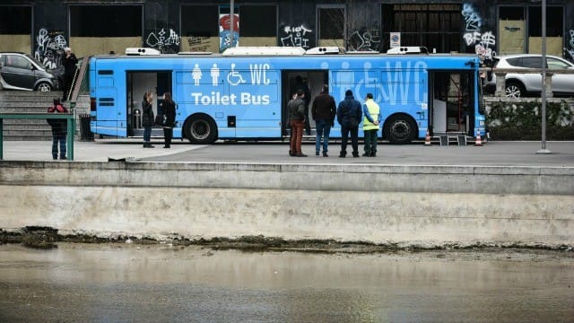 Milano, il primo “Toilet Bus” d’Europa: bagni pubblici itineranti su un vecchio mezzo Atm