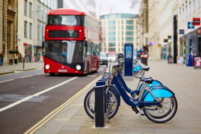 Bici a Londra, ciclisti triplicati e auto in centro dimezzate