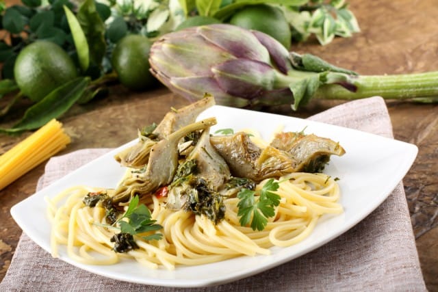 Tagliatelle con i carciofi, una ricetta sana, che prevede anche la pasta verde con gli spinaci