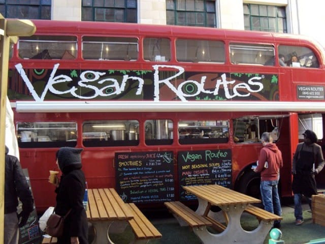 Vegan Routes, il bus trasformato in ristorante vegano a Parigi (foto)