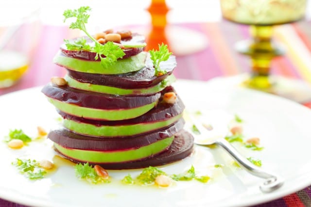 Torre di barbabietola e avocado: la ricetta vegan con i pinoli e la citronette