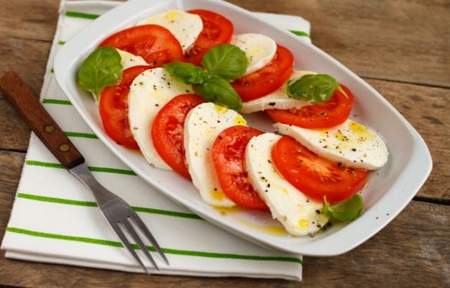 Insalata di pomodori e mozzarella, una ricetta estiva per mantenersi in forma e in salute