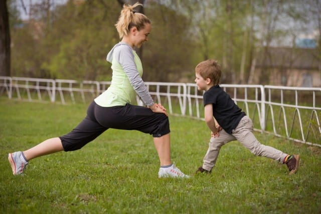 ginnastica-con-bambino-piccolo-esercizi-con-passeggino-corpo-libero (8)