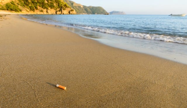 Sigarette in spiaggia: sono 14 miliardi all’anno