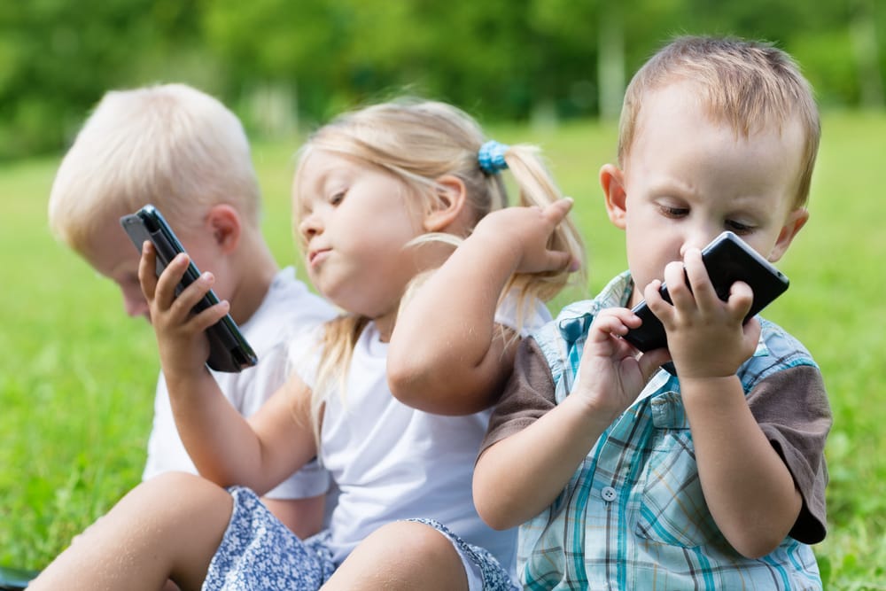 Bambini e smartphone: come comportarsi