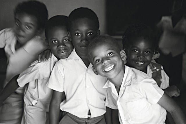 “Little Ones”, il libro fotografico che aiuta le mamme e i bambini in difficoltà (Foto)