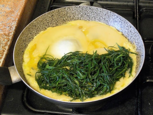 ricetta-omelette-agretti-provola-affumicata (10)