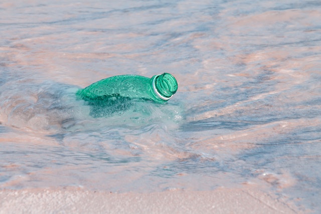 Plastica a mare: 834 rifiuti ogni 100 metri