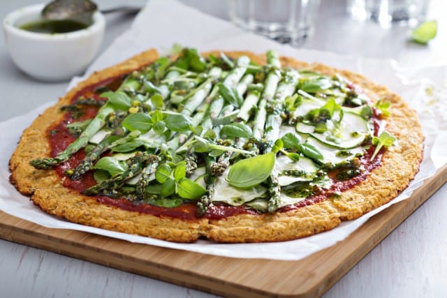 ricetta pizza con gli asparagi