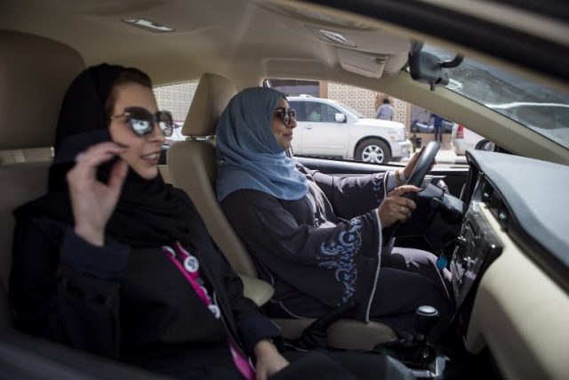 Donne in Arabia Saudita: possono usare bici e auto ma sempre con il permesso degli uomini
