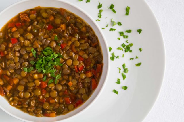 Zuppa di lenticchie: la ricetta di un vero comfort food. La versione classica e quelle con i carciofi e le mele
