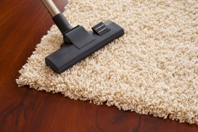 come pulire i tappeti con prodotti naturali