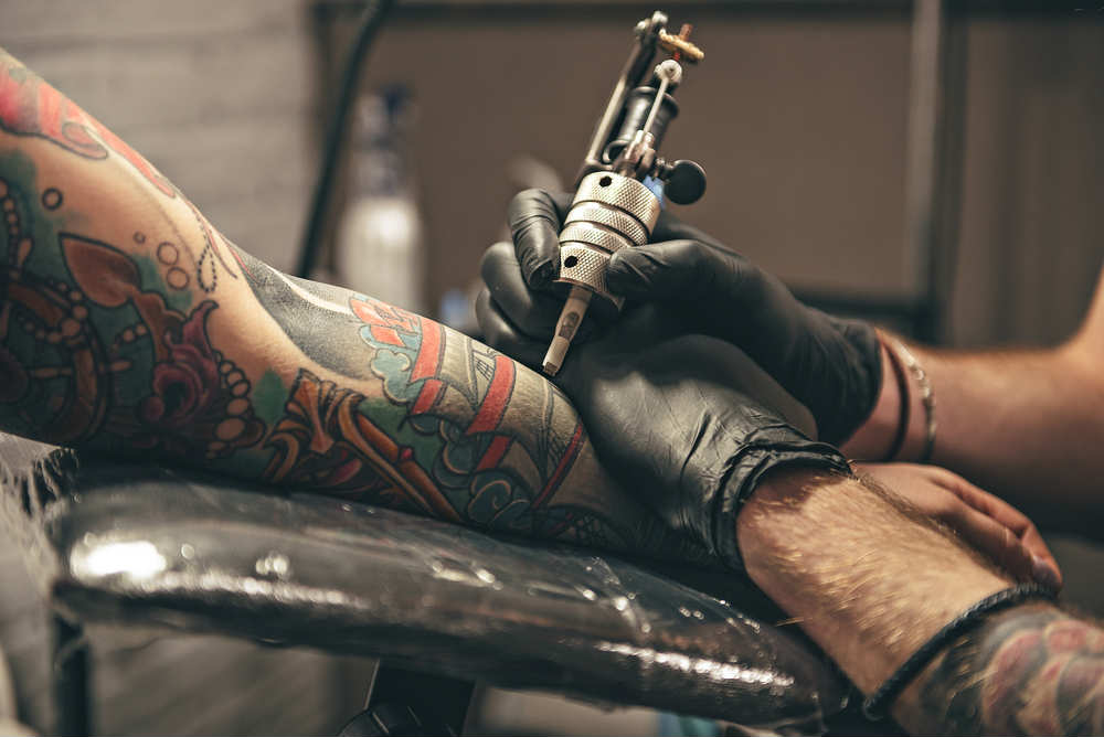 come evitare rischi con i tatuaggi