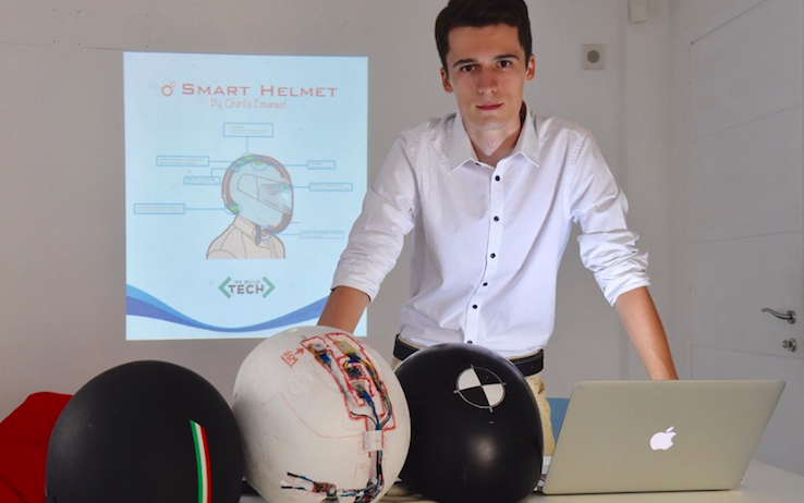 Il casco intelligente inventato da un ragazzo di 20 anni. Lancia sos in caso di incidente. E ti avvisa se sei stanco (foto)