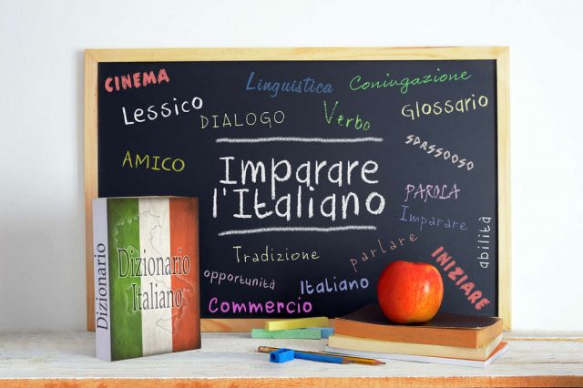 Il sindaco che manda tutti a scuola per imparare l’italiano. Ma perché siamo tornati un popolo di analfabeti?