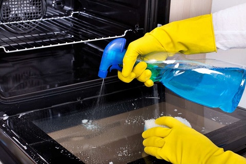 Come pulire il forno nel modo migliore con prodotti naturali