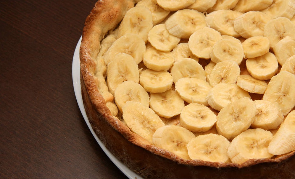 Torta alle banane: la ricetta di un dolce al profumo di cannella che recupera la frutta matura