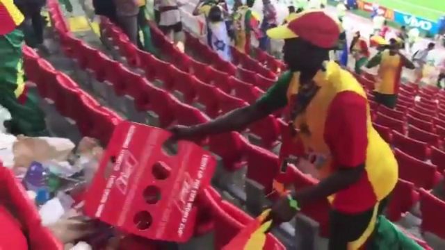 La lezione dei tifosi del Senegal, dopo la partita puliscono gli spalti. È l’applicazione felice della teoria delle finestre rotte (video)