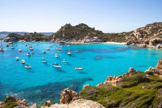 Sardegna e Corsica, le spiagge più belle da girare in gommone. Dalla Maddalena a Punta Tegge fino a Cala Francese (foto)