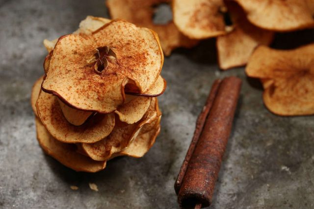 Chips di mele: la ricetta di uno snack perfetto per convincere i bambini a mangiare la frutta