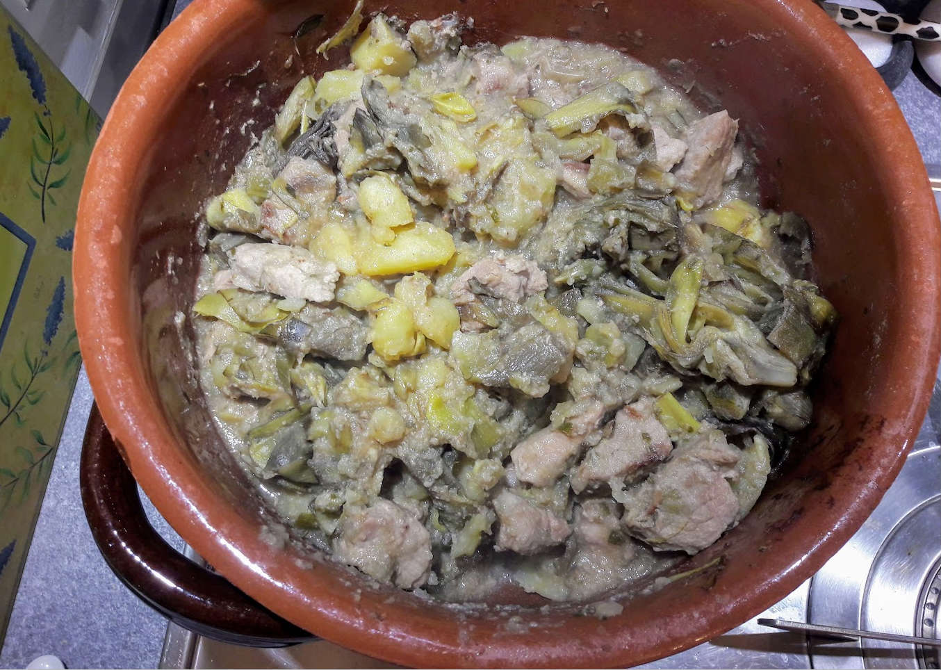 Spezzatino con patate e carciofi: la ricetta di un piatto tradizionale intramontabile, con il limone e il vino bianco
