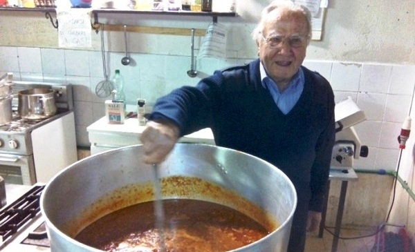 Dino Impagliazzo, il pensionato romano che ogni giorno offre 250 pasti ai senzatetto