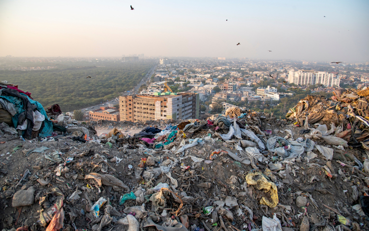 In India c'è una montagna di rifiuti più alta del Taj Mahal ...