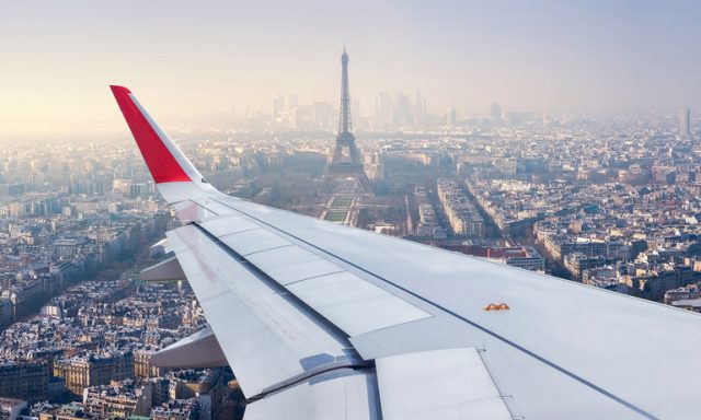 Francia, Parigi annuncia un’ecotassa sui biglietti aerei di tutte le compagnie
