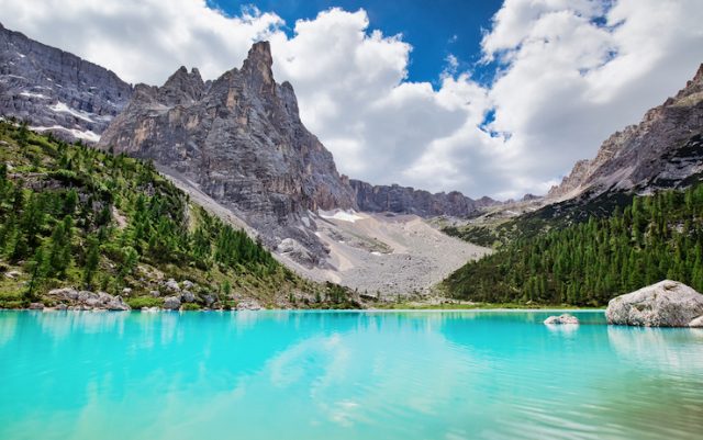 Troppi turisti, il comune di Cortina D’Ampezzo vieta il bagno nel Lago del Sorapis (foto)