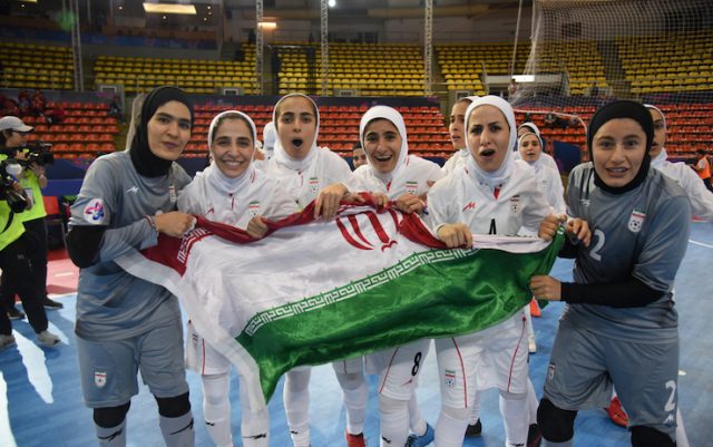 Iran: dopo la tragedia di una tifosa che si è data fuoco, le donne potranno entrare negli stadi di calcio