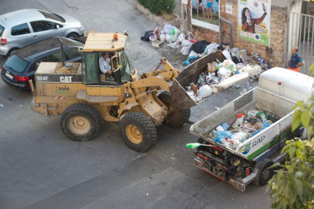 Palermo non sarà mai pulita. La società che raccoglie i rifiuti ha 8 addetti a svuotare i cestini e 85 portieri