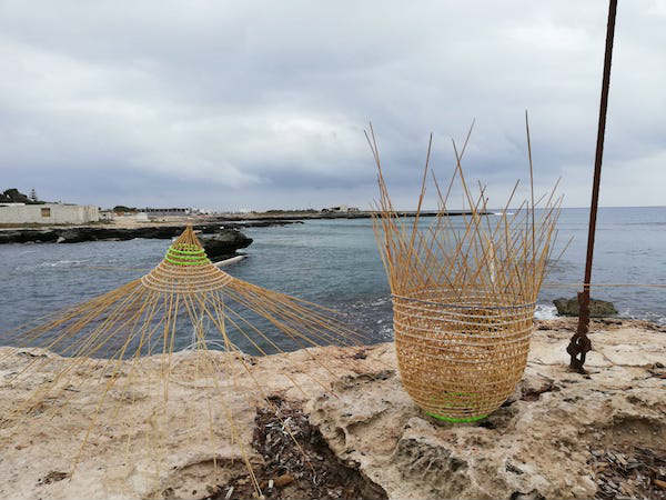 Sull’isola di Favignana due giovani designer progettano nasse da pesca in plastica riciclata