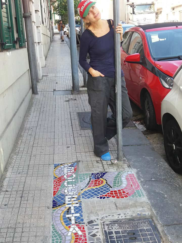 Irina Belaeva, l’artista che trasforma le buche dei marciapiedi in mosaici pieni di colore