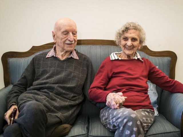La coppia di centenari ancora innamorati. Lui cieco, lei sorda. «Siamo complementari»