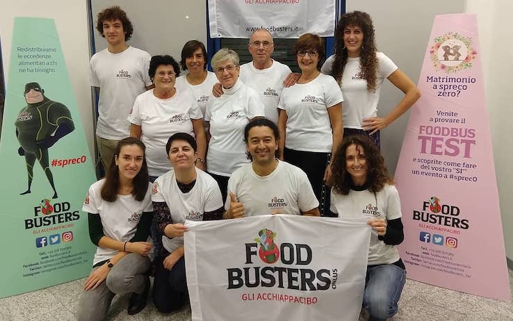 Foodbusters: i volontari che recuperano il cibo sprecato durante i matrimoni