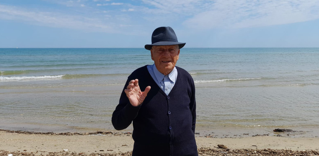 Pasquale, il nonno del mare: ogni giorno percorre 60 km per andare a pulire la spiaggia